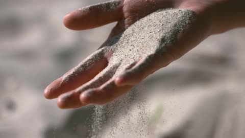 apprécié à la plage quand le sable coule dans la main