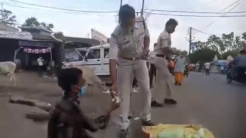 salute to Indian police| Helping a poor Man|❤️❤️