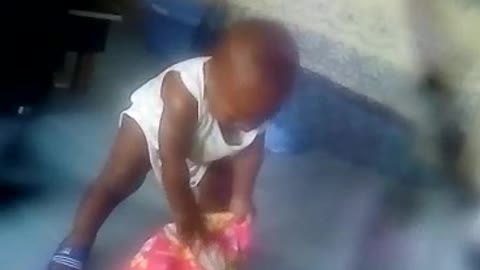 FUNNY VIDEO OF A TODDLER trying to lift a 2kg detergent