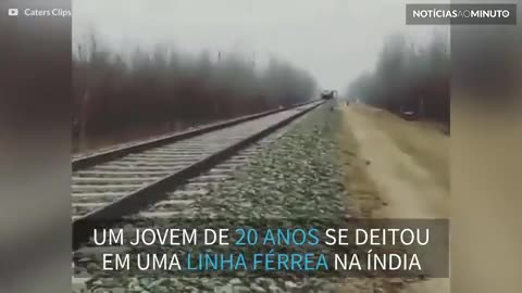 Homem deita nos trilhos e espera trem passar