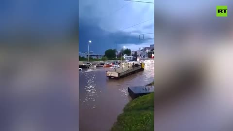 ‘And who said Russian cars are bad?’ Vehicle makes it out of flood in Ufa