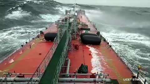 5 Ships Caught in Monster Waves