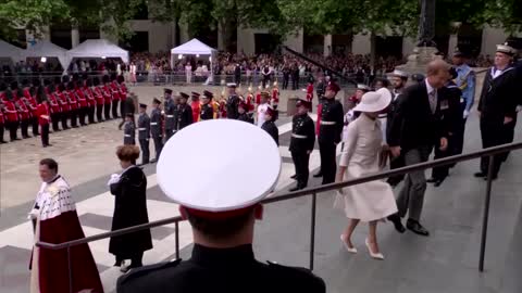 Boos and cheers for Harry and Meghan at Jubilee service