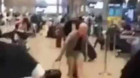 🚨Warning: American couple pulled out a bomb at an airport checkpoint