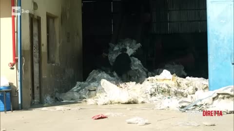 La truffa del riciclo DOCUMENTARIO RAI La Turchia è diventato il primo importatore di rifiuti plastici provenienti dalla UE,da quando la Cina ha vietato l'importazione dei rifiuti plastici dall'estero nel 2018..le discariche della Turchia