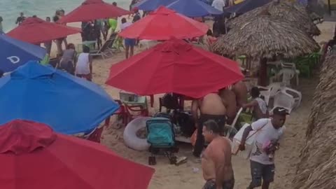 Video: Lancheros se enfrentan con ‘botellazos’ en Playa Blanca