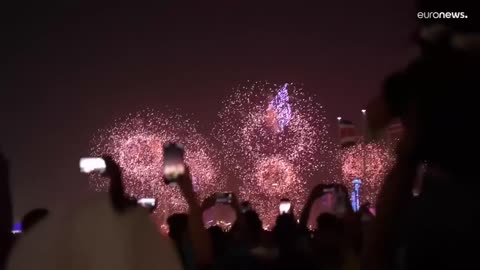 WM vor dem Anpfiff_ Feuerwerk und Bier erfreuen Fans in Doha