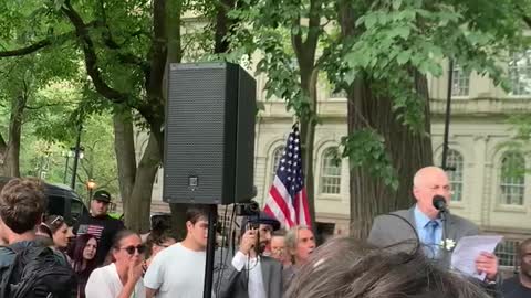 Gibson speaking at anti-vaccine mandate rally nyc