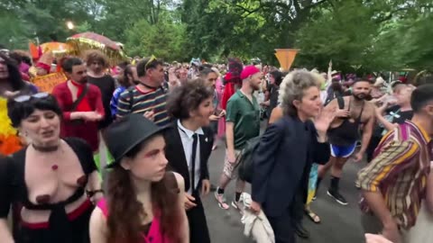 MIEMBROS DE LA COMUNIDAD LGBTT MARCHANDO EN LA PARADA FIRMES EN SU AGENDA DE SEXUALIZAR LOS NIÑOS A OTRAS MODALIDADES SEXUALES BASADAS EN LA NUEVA IDEOLOGIA DE GENERO . POR ESO CANTAN EXPRESANDO .. ESTAMOS AQUI . SOMOS QUEER Y VAMOS POR TUS NIÑOS