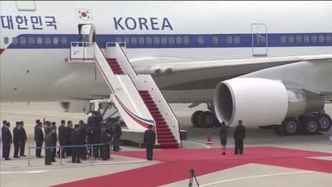 Kim Jong Un welcomes South Korea's Moon Jae-in in Pyongyang