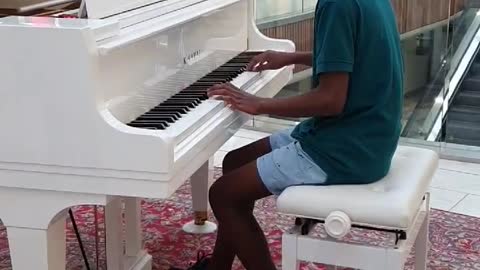 SELF-TAUGHT PIANIST HITS THE RIGHT NOTES ON MALL’S PIANO