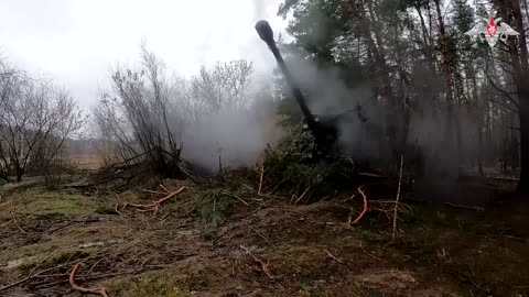 Crews of Msta-S self-propelled howitzers