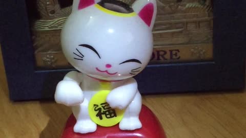 The maneki-neko (beckoning cat)