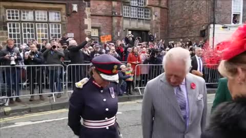 UK: Protester arrested after hurling eggs and vitriol at King Charles III and Camilla