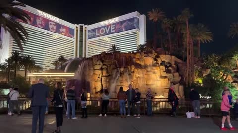 Las Vegas Strip LIVE replay - ELVIS - Volcano - Show Girls