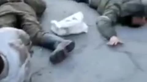 Ukrainian soldiers shoot Russian prisoners of war