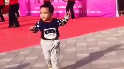 Cute Baby Dancing to tunes