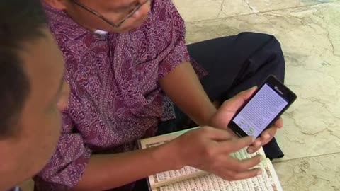 Smartphone app helps non-Arabic speaking Muslims read the Koran