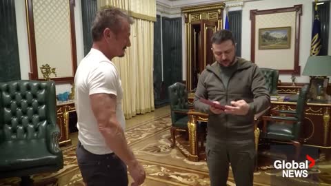 17_Actor Sean Penn loans his Oscar to Ukraine’s President Zelenskyy