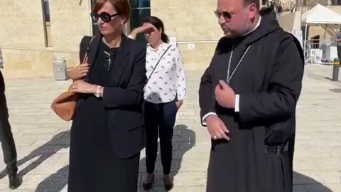 Israeli official asks a German abbott to remove his cross while he was visiting the Western Wall