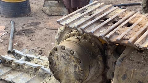 Stuck Excavator Chain Pin Removal #excavator #mechanic #viral #ytshorts #shortsvideo