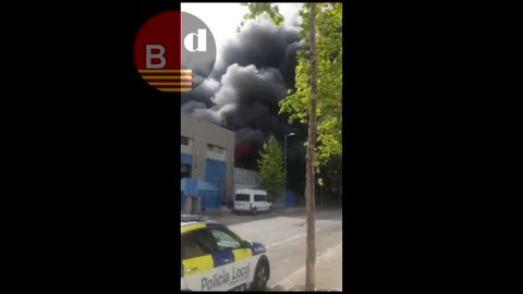 Arde un punto limpio en Vilanova i la Geltrú