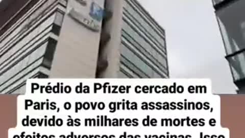 Pfizer sob protesto - o povo grita assassinos devido às mortes pela vacina COVID