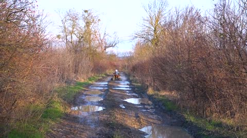 Квадрик ВЕЗДЕХОД...Tisha rides a children's ATV and is stuck in a puddle