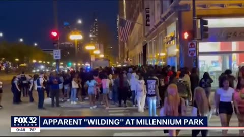 Hundred of teenagers Flood in to down town in Chicago