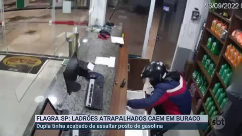 Bandidos caem em buraco durante tentativa de fuga após assalto | Primeiro Impacto (29/09/22)