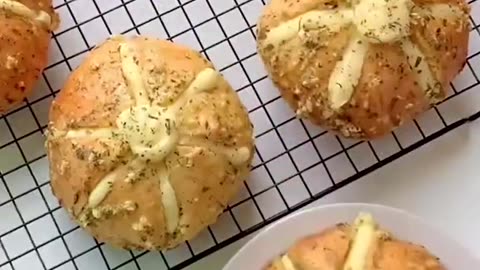 "Korean Street Food: Cream Cheese Garlic Bread Recipe"