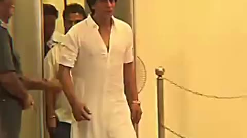 Srk entry like a lion... Great khan shahrukh khan