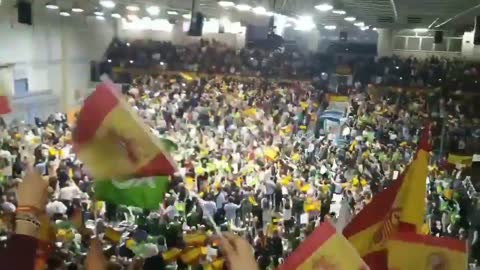 4 mil personas y 2 mil fuera bajo lluvia asisten al mitin de VOX con Abascal en Murcia (4)