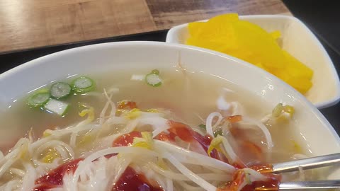 Vietnamese chiken rice noodle (pho)배트남 닭 칼국수