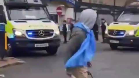 Migrants clashing with police officers in south London