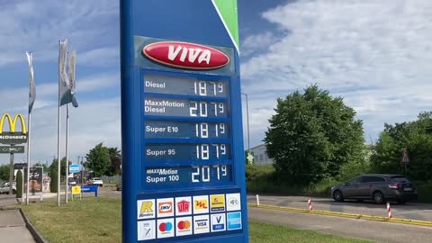 PREZZO BENZINA in GERMANIA Giugno 2022 benzina self in Italia torna sopra i 2 euro al litro.nonostante gli sconti del governo italiano previsti solo fino al 8 luglio 2022..gli svizzeri poi torneranno a farla in Svizzera insieme agli italiani