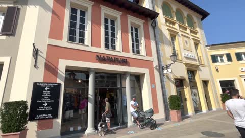 visita turistica a Outlet designer di Serravalle Scrivia,Alessandria,Italia.Tutte le marche scontate,Il più grande Outlet d'Europa.Biggest outlet d’Europa!All brands Here.Serravalle è importante nodo stradale tra la pianura padana e il mar Ligure