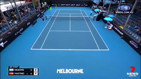 Non solo gli sportivi, ma adesso anche un raccatta palle crolla all' Australian Open