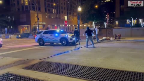 Crowd of people in the Loop attack Chicago police