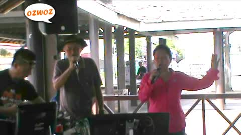 COUPLE SINGS A DUET AT DONGGONGON TAMU OR OPEN MARKET