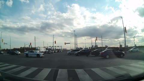 Officer Pushes Disabled Vehicle Out of the Intersection