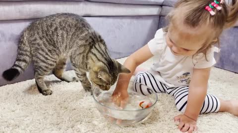 Funny_Reaction_of_a_Cute_Baby_and_Cat_to_Fish