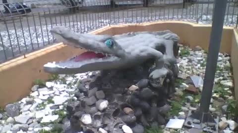 Incrível escultura em pedra de um jacaré na praça, olha os dentes da fera! [Nature & Animals]