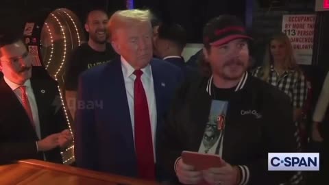 🇺🇸Trump walked into a bar in New York