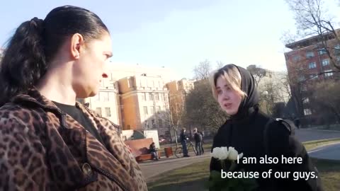 🔺 IN RUSSIA, A GIRL PUT ON A BLACK SCARF AND BROUGHT FLOWERS TO THE MONUMENT TO TARAS SHEVCHENKO IN PROTEST AGAINST THE WAR