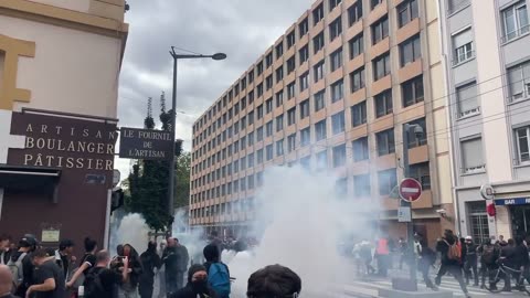 Tensione a Lione, dove la polizia ha lanciato gas lacrimogeni