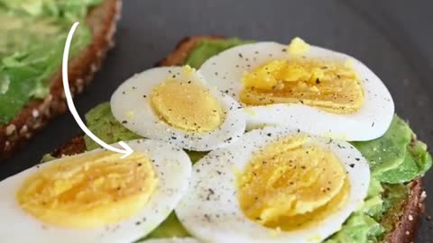 Easy Keto Diet Meal Plan for Beginners - Avocado Egg Sandwich