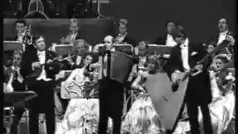 André Rieu: “Song-Plan”, song of the Soviet partisans.