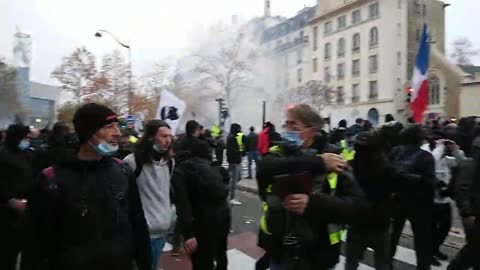 Manif anti-pass du 20/11/21 - Paris - GJs/Manifestants face à la Police