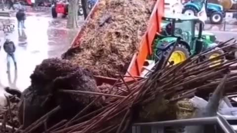 Farmers in France block roads by throwing shit on them due to rising costs